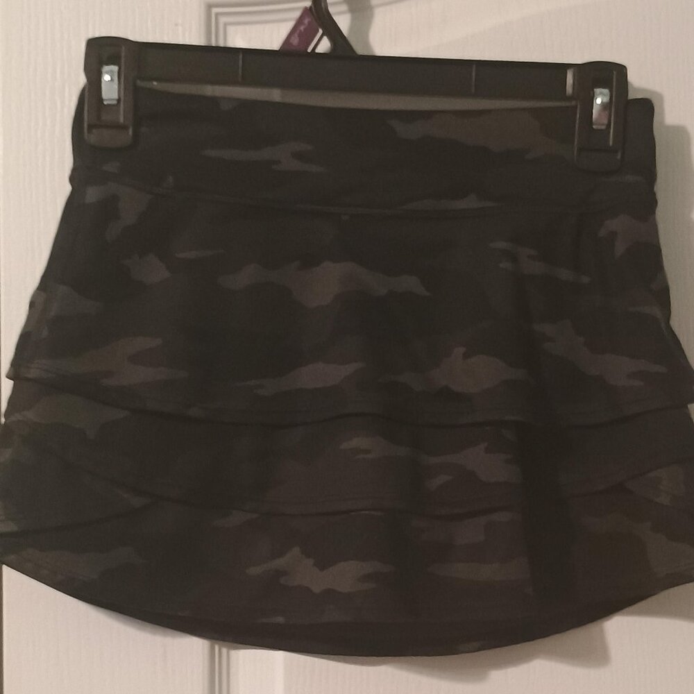 Athleta Girl/Swing Skort/Girls M 8-10/Black Gray Camo/Athletic Activewear - Picture 2 of 10
